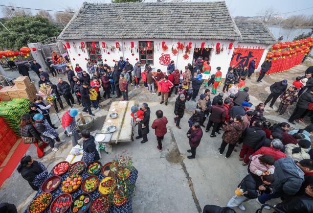 (260202) -- HANGZHOU, Feb. 2, 2026 (Xinhua) -- Villagers take part in a Chinese New Year celebration event at Mojiaqiao Village in Hangzhou, east China's Zhejiang Province, Feb. 2, 2026. As the Chinese New Year approaches, Mojiaqiao Village in Hangzhou City has held a series of festive activities, recreating traditional Chinese New Year customs of a water town and creating a joyful atmosphere for the upcoming holiday. (Xinhua/Xu Yu)