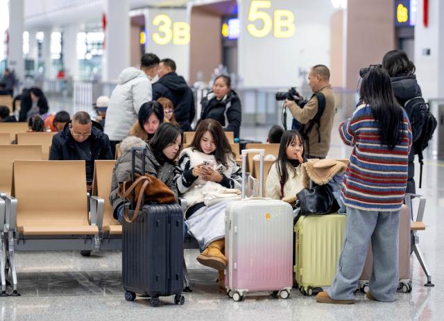 (260202) -- BEIJING, Feb. 2, 2026 (Xinhua) -- Passengers wait to board trains at Chongqing East Railway Station in southwest China's Chongqing Municipality, Feb. 2, 2026. China ushered in its largest annual population migration on Monday, 15 days ahead of the 2026 Spring Festival, also known as the Chinese New Year.
  A total of 9.5 billion passenger trips are expected during this year's travel rush period that will end on March 13, which will be a historic high. (Xinhua/Tang Yi)
