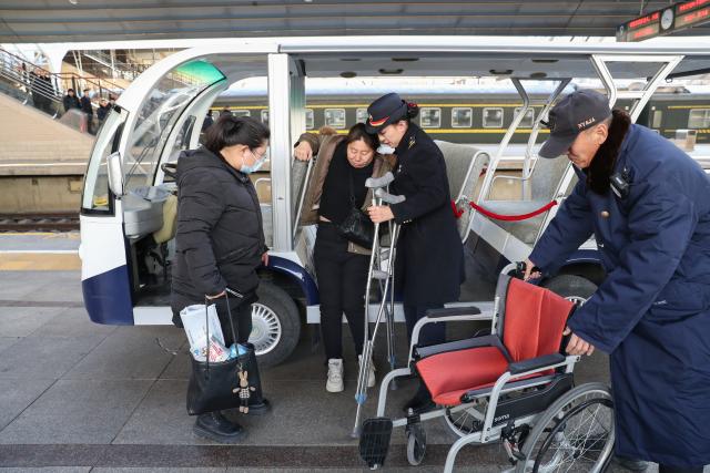 (260202) -- BEIJING, Feb. 2, 2026 (Xinhua) -- Staff members help a passenger at Beijing Railway Station in Beijing, capital of China, Feb. 2, 2026. China ushered in its largest annual population migration on Monday, 15 days ahead of the 2026 Spring Festival, also known as the Chinese New Year.
  A total of 9.5 billion passenger trips are expected during this year's travel rush period that will end on March 13, which will be a historic high. (Xinhua/Chang Nengjia)