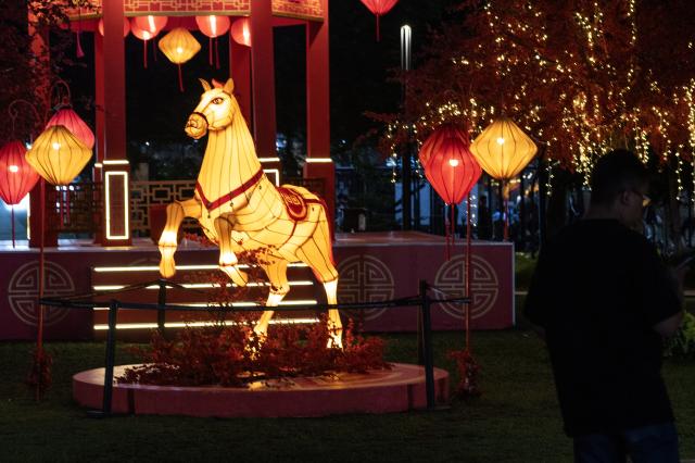 (260202) -- JAKARTA, Feb. 2, 2026 (Xinhua) -- An illuminated horse decoration for the upcoming Chinese New Year is seen in Jakarta, Indonesia, Feb. 2, 2026. (Xinhua/Veri Sanovri)