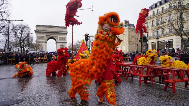 (260202) -- PARIS, Feb. 2, 2026 (Xinhua) -- People watch a lion dance performance during a parade celebrating the upcoming Chinese New Year on the Champs-Elysees avenue in Paris, France, Feb. 1, 2026. (Xinhua/Cui Kexin)