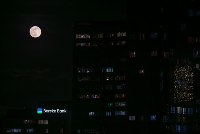 (260202) -- ALMATY, Feb. 2, 2026 (Xinhua) -- Photo taken on Feb. 2, 2026 shows a full moon in Almaty, Kazakhstan. (Xinhua/Li Renzi)