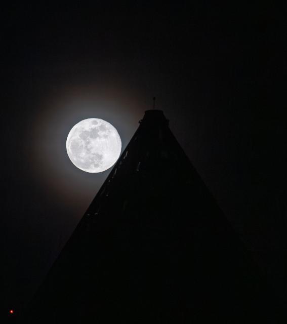 (260202) -- ALMATY, Feb. 2, 2026 (Xinhua) -- Photo taken on Feb. 2, 2026 shows a full moon in Almaty, Kazakhstan. (Xinhua/Li Renzi)