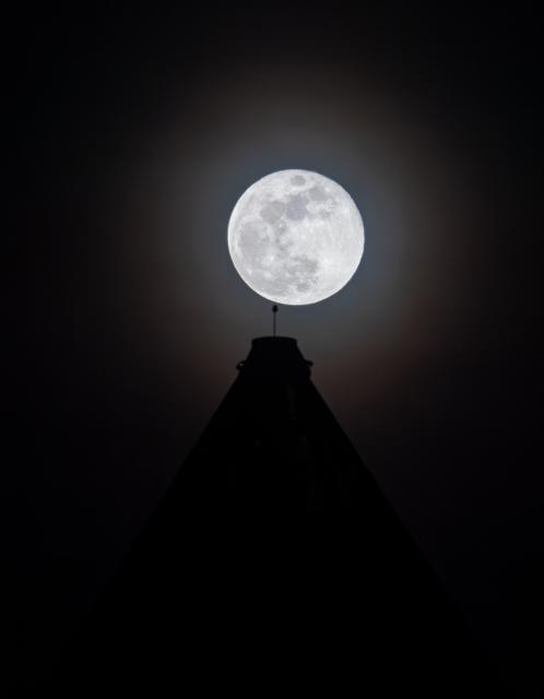 (260202) -- ALMATY, Feb. 2, 2026 (Xinhua) -- Photo taken on Feb. 2, 2026 shows a full moon in Almaty, Kazakhstan. (Xinhua/Li Renzi)