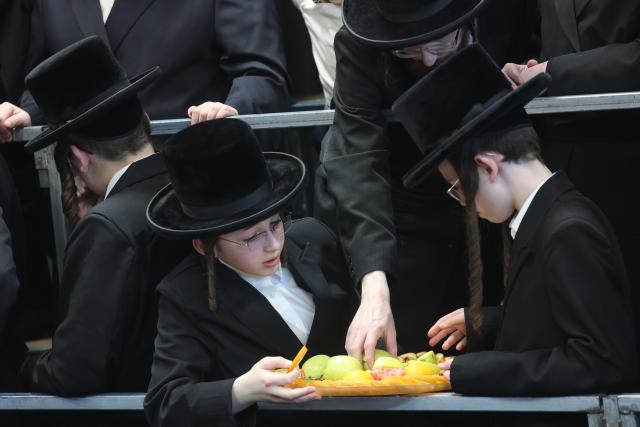 (260202) -- REHOVOT, Feb. 2, 2026 (Xinhua) -- Ultra-Orthodox Jews celebrate the traditional Jewish holiday "Tu Bishvat", or "New Year of the Trees", with a feast of fruits and nuts in the Israeli city of Rehovot near Tel Aviv, Feb. 2, 2026. (Photo by Gil Cohen Magen/Xinhua)
