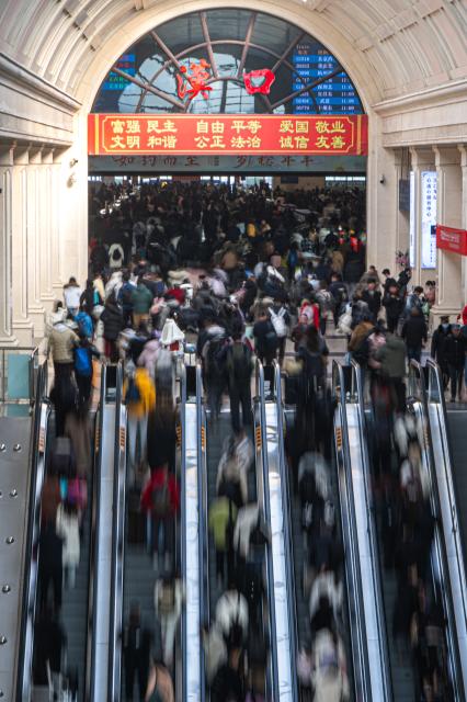 (260203) -- BEIJING, Feb. 3, 2026 (Xinhua) -- Passengers are seen at Hankou Railway Station in Wuhan, central China's Hubei Province, Feb. 2, 2026.
  China ushered in its largest annual population migration on Monday, 15 days ahead of the 2026 Spring Festival, also known as the Chinese New Year.
  A total of 9.5 billion passenger trips are expected during this year's travel rush period that will end on March 13, which will be a historic high. (Xinhua/Xiao Yijiu)