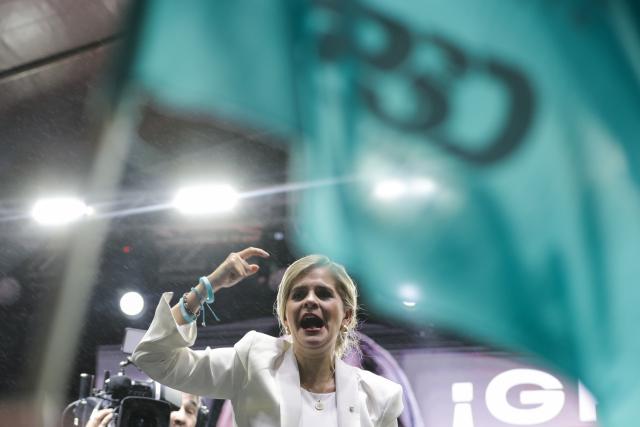 (260203) -- BEIJING, Feb. 3, 2026 (Xinhua) -- Laura Fernandez attends a celebration event in San Jose, Costa Rica, Feb. 1, 2026.
  Laura Fernandez, the Sovereign People Party candidate, celebrated on Sunday her victory of Costa Rica's presidential election alongside supporters at a hotel in downtown San Jose. (Photo by Francisco Canedo/Xinhua)