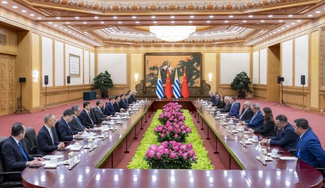 (260203) -- BEIJING, Feb. 3, 2026 (Xinhua) -- Chinese President Xi Jinping holds talks with President of the Oriental Republic of Uruguay Yamandu Orsi, who is on a state visit to China, at the Great Hall of the People in Beijing, capital of China, Feb. 3, 2026. (Xinhua/Zhai Jianlan)