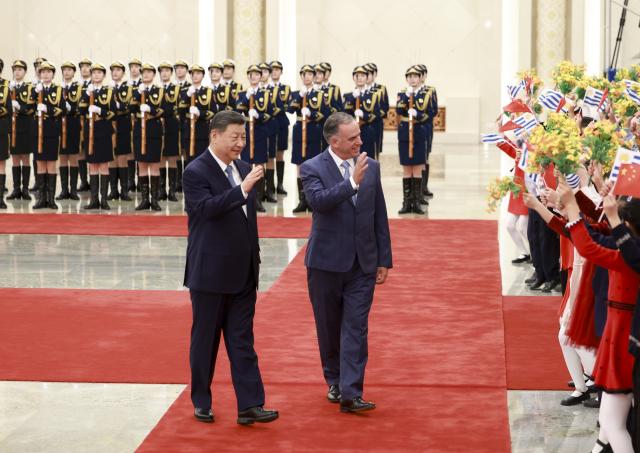 (260203) -- BEIJING, Feb. 3, 2026 (Xinhua) -- Chinese President Xi Jinping holds a welcome ceremony for President of the Oriental Republic of Uruguay Yamandu Orsi in the Northern Hall of the Great Hall of the People prior to their talks in Beijing, capital of China, Feb. 3, 2026. Xi held talks with Orsi, who is on a state visit to China, at the Great Hall of the People in Beijing on Tuesday. (Xinhua/Ding Haitao)