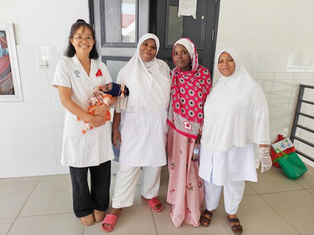 (260203) -- ZANZIBAR, Feb. 3, 2026 (Xinhua) -- Liu Huiling (L) poses for a photo with Salma Kombo Omar (2nd R) and nurses, in Zanzibar, Tanzania, on Jan. 14, 2026. TO GO WITH "Feature: The ultimate thank-you: Tanzanian mother names baby after Chinese savior" (The 35th Chinese medical team in Zanzibar/Handout via Xinhua)