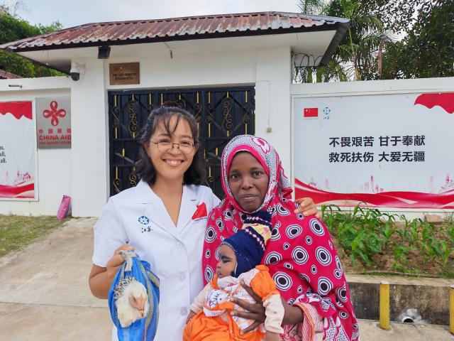 (260203) -- ZANZIBAR, Feb. 3, 2026 (Xinhua) -- Liu Huiling (L) poses for a photo with Salma Kombo Omar, who is holding her baby, in Zanzibar, Tanzania, on Jan. 14, 2026. TO GO WITH "Feature: The ultimate thank-you: Tanzanian mother names baby after Chinese savior" (The 35th Chinese medical team in Zanzibar/Handout via Xinhua)