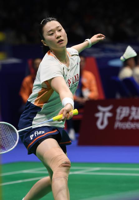 (260203) -- QINGDAO, Feb. 3, 2026 (Xinhua) -- Kim Ga Eun of South Korea competes in the women's singles match against Yeo Jia Min of Singapore during the Group Z match between Singapore and South Korea at Badminton Asia Team Championships 2026 in Qingdao, east China's Shandong Province, Feb. 3, 2026. (Xinhua/Li Ziheng)