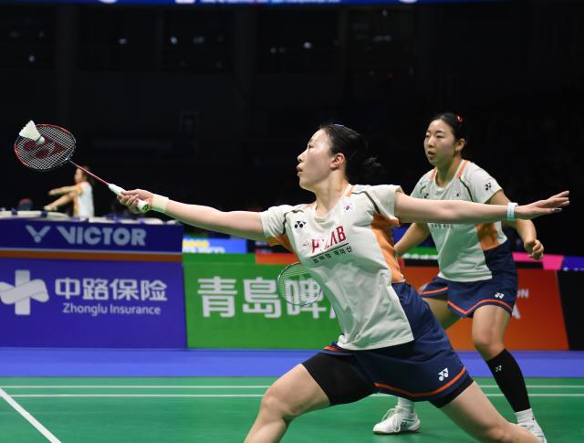 (260203) -- QINGDAO, Feb. 3, 2026 (Xinhua) -- Kim Hye Jeong (L)/Kong Hee Yong of South Korea compete in the women's doubles match against Xiao En Heng/Jin Yu Jia of Singapore during the Group Z match between Singapore and South Korea at Badminton Asia Team Championships 2026 in Qingdao, east China's Shandong Province, Feb. 3, 2026. (Xinhua/Li Ziheng)