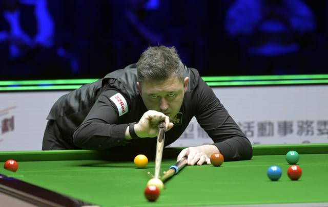 (260203) -- HONG KONG, Feb. 3, 2026 (Xinhua) -- Kyren Wilson of England competes during the first round match against Xiao Guodong of China at the Snooker World Grand Prix 2026 in Hong Kong, south China, Feb. 3, 2026. (Xinhua/Lo Ping Fai)