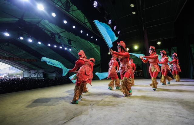 (260203) -- HANGZHOU, Feb. 3, 2026 (Xinhua) -- Artists stage a Wuju Opera show in Meixia Village, Jinyun County of Lishui City, east China's Zhejiang Province, Jan. 29, 2026.
  Around the Spring Festival, opera troupes are busy performing in the countryside of Zhejiang, creating a vibrant and festive atmosphere. (Xinhua/Xu Yu)