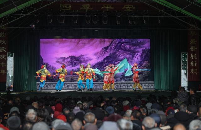 (260203) -- HANGZHOU, Feb. 3, 2026 (Xinhua) -- Artists stage a Wuju Opera show in Meixia Village, Jinyun County of Lishui City, east China's Zhejiang Province, Jan. 29, 2026.
  Around the Spring Festival, opera troupes are busy performing in the countryside of Zhejiang, creating a vibrant and festive atmosphere. (Xinhua/Xu Yu)