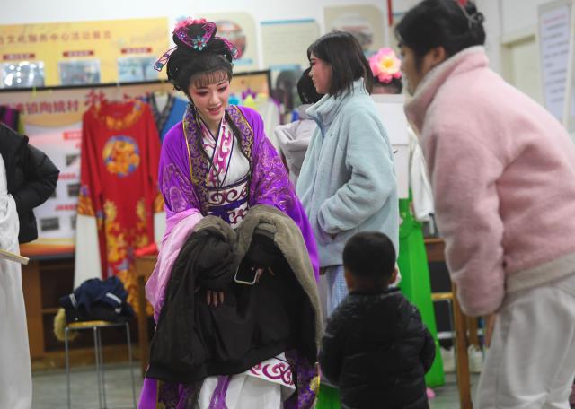 (260203) -- HANGZHOU, Feb. 3, 2026 (Xinhua) -- Artists interact with audience before a Yueju Opera show in Taoyao Village, Lipu Town of Zhuji City, east China's Zhejiang Province, Jan. 30, 2026.
  Around the Spring Festival, opera troupes are busy performing in the countryside of Zhejiang, creating a vibrant and festive atmosphere. (Xinhua/Weng Xinyang)