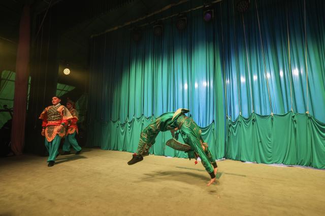 (260203) -- HANGZHOU, Feb. 3, 2026 (Xinhua) -- Artists warm up before a Wuju Opera show in Meixia Village, Jinyun County of Lishui City, east China's Zhejiang Province, Jan. 29, 2026.
  Around the Spring Festival, opera troupes are busy performing in the countryside of Zhejiang, creating a vibrant and festive atmosphere. (Xinhua/Xu Yu)