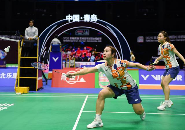 (260203) -- QINGDAO, Feb. 3, 2026 (Xinhua) -- Yeung Nga Ting (L)/Yeung Pui Lam of China's Hong Kong compete during the women's doubles match against Nakanishi Kie/Shida Chiharu of Japan during the Group X match between Japan and China's Hong Kong at Badminton Asia Team Championships 2026 in Qingdao, east China's Shandong Province, Feb. 3, 2026. (Xinhua/Li Ziheng)