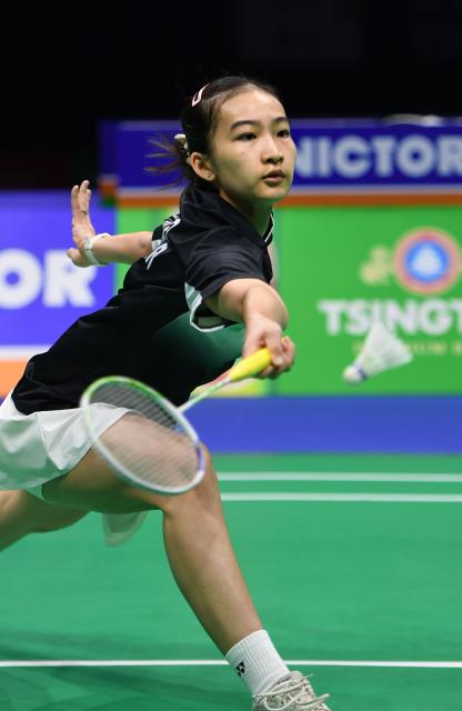 (260203) -- QINGDAO, Feb. 3, 2026 (Xinhua) -- Eaint Chit Phoo of Myanmar hits a return in the women's singles match against Pitchamon Opatniputh of Thailand during the Group Y match between Thailand and Myanmar at Badminton Asia Team Championships 2026 in Qingdao, east China's Shandong Province, Feb. 3, 2026. (Xinhua/Li Ziheng)