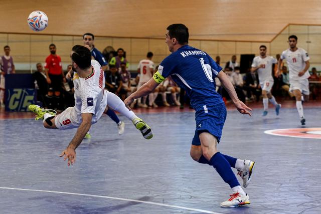 (260203) -- JAKARTA, Feb. 3, 2026 (Xinhua) -- Saeid Ahmad Abbasi (L) of Iran shoots during the quarterfinal match between Iran and Uzbekistan at the AFC Futsal Asian Cup 2026 in Jakarta, Indonesia, Feb. 3, 2026. (Xinhua/Agung Kuncahya B.)
