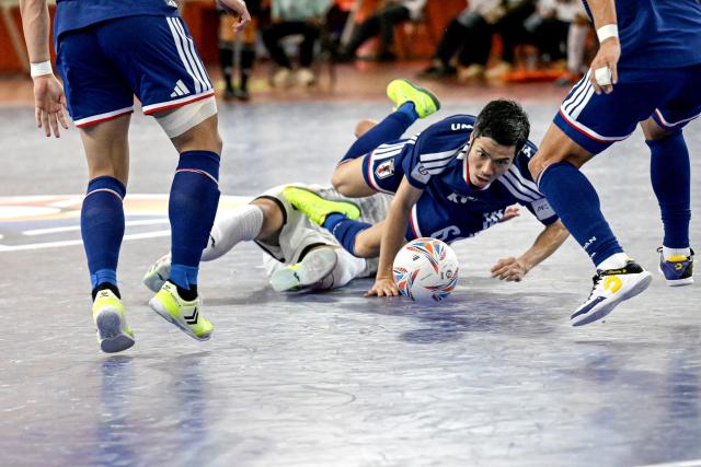 (260203) -- JAKARTA, Feb. 3, 2026 (Xinhua) -- Yoshikawa Tomoki (bottom R) of Japan competes during the quarterfinal match between Japan and Afghanistan at the AFC Futsal Asian Cup 2026 in Jakarta, Indonesia, Feb. 3, 2026. (Xinhua/Agung Kuncahya B.)