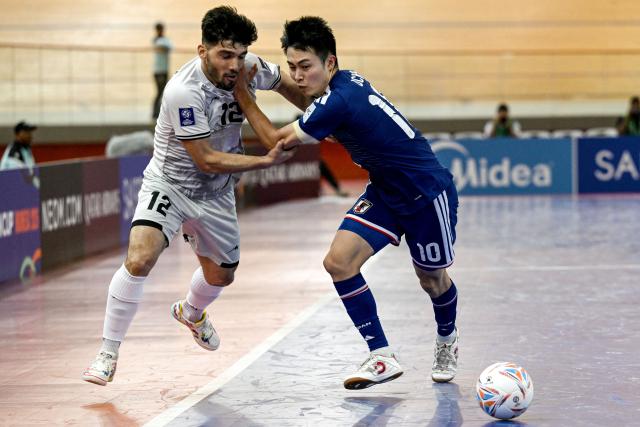 (260203) -- JAKARTA, Feb. 3, 2026 (Xinhua) -- Uchida Shunta (R) of Japan vies with Farzad Mahmoodi of Afghanistan during the quarterfinal match between Japan and Afghanistan at the AFC Futsal Asian Cup 2026 in Jakarta, Indonesia, Feb. 3, 2026. (Xinhua/Agung Kuncahya B.)