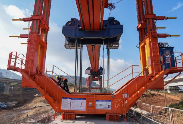 (260203) -- KUNMING, Feb. 3, 2026 (Xinhua) -- A staff member works to position the last box girder of a bridge along the Chongqing-Kunming high-speed railway in Chenggong District of Kunming, southwest China's Yunnan Province, Feb. 3, 2026. As the last box girder of a bridge was precisely positioned on Tuesday, the construction of bridges along the Chongqing-Kunming High-Speed Railway was fully completed, paving way for subsequent construction work.
   When the Chongqing-Kunming high-speed railway opens to traffic, travel time between Chongqing and Kunming will be significantly reduced. This will boost connectivity between China's southwest region and the rest of the country, and promote coordinated regional economic development. (Xinhua/Chen Xinbo)