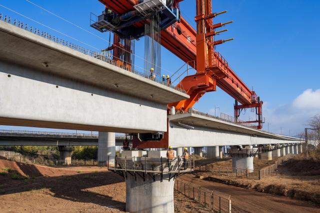 (260203) -- KUNMING, Feb. 3, 2026 (Xinhua) -- Staff members work to position the last box girder of a bridge along the Chongqing-Kunming high-speed railway in Chenggong District of Kunming, southwest China's Yunnan Province, Feb. 3, 2026. As the last box girder of a bridge was precisely positioned on Tuesday, the construction of bridges along the Chongqing-Kunming High-Speed Railway was fully completed, paving way for subsequent construction work.
   When the Chongqing-Kunming high-speed railway opens to traffic, travel time between Chongqing and Kunming will be significantly reduced. This will boost connectivity between China's southwest region and the rest of the country, and promote coordinated regional economic development. (Xinhua/Chen Xinbo)