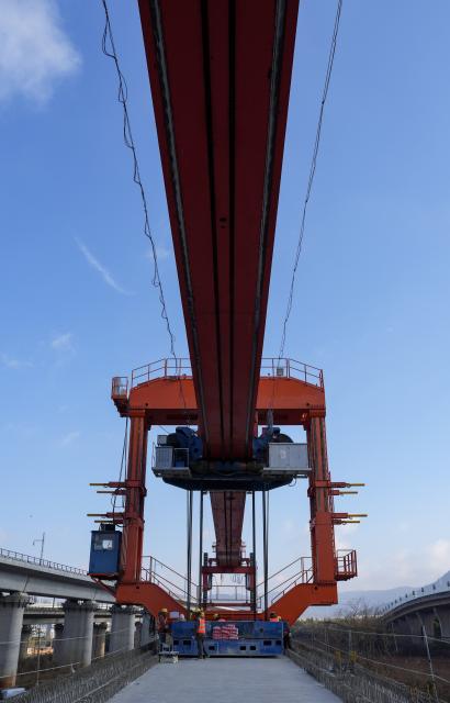 (260203) -- KUNMING, Feb. 3, 2026 (Xinhua) -- Staff members work to position the last box girder of a bridge along the Chongqing-Kunming high-speed railway in Chenggong District of Kunming, southwest China's Yunnan Province, Feb. 3, 2026. As the last box girder of a bridge was precisely positioned on Tuesday, the construction of bridges along the Chongqing-Kunming High-Speed Railway was fully completed, paving way for subsequent construction work.
   When the Chongqing-Kunming high-speed railway opens to traffic, travel time between Chongqing and Kunming will be significantly reduced. This will boost connectivity between China's southwest region and the rest of the country, and promote coordinated regional economic development. (Xinhua/Chen Xinbo)