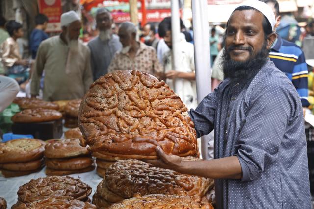 (260203) -- DHAKA, Feb. 3, 2026 (Xinhua) -- A vendor displays a traditional bread known locally as Rooti in Dhaka, Bangladesh, on Feb. 3, 2026. (Photo by Habibur Rahman/Xinhua)
