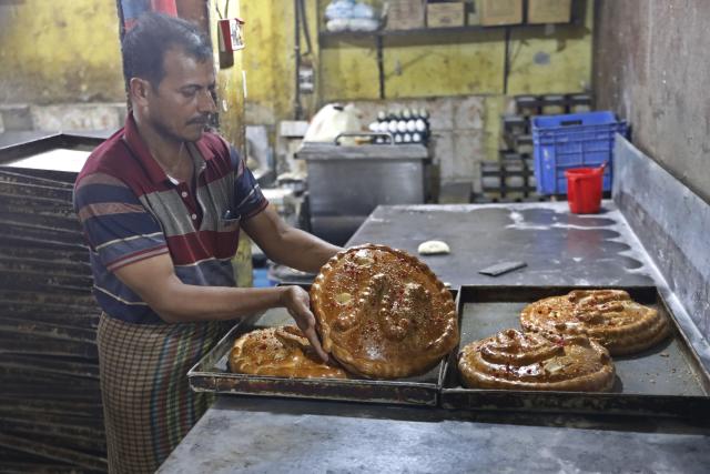 (260203) -- DHAKA, Feb. 3, 2026 (Xinhua) -- A vendor prepares a traditional bread known locally as Rooti in Dhaka, Bangladesh, on Feb. 3, 2026. (Photo by Habibur Rahman/Xinhua)