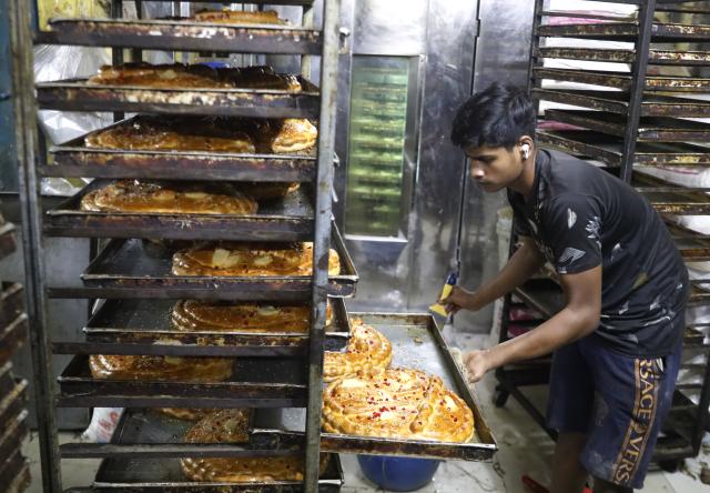 (260203) -- DHAKA, Feb. 3, 2026 (Xinhua) -- A vendor prepares a traditional bread known locally as Rooti in Dhaka, Bangladesh, on Feb. 3, 2026. (Photo by Habibur Rahman/Xinhua)