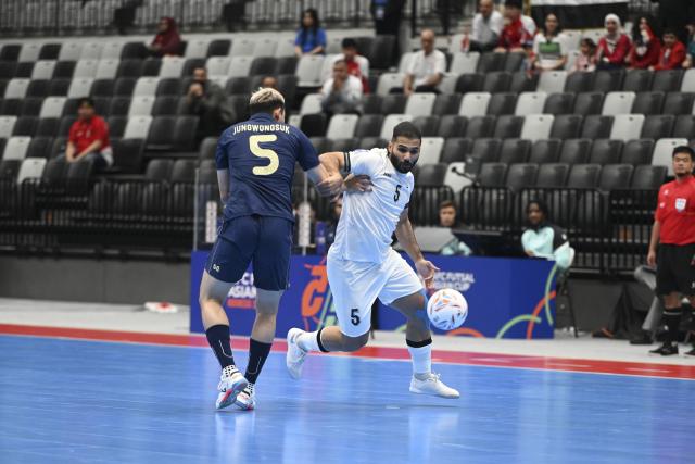 (260203) -- JAKARTA, Feb. 3, 2026 (Xinhua) -- Ronnachai Jungwongsuk (L) of Thailand vies with Mustafa Ihsan Al-Bayati of Iraq during the quarterfinal match between Thailand and Iraq at the AFC Futsal Asian Cup 2026 in Jakarta, Indonesia, Feb. 3, 2026. (Xinhua/Zulkarnain)