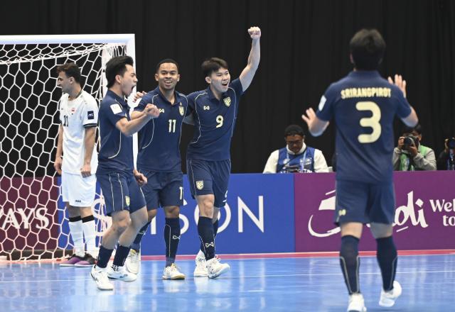 (260203) -- JAKARTA, Feb. 3, 2026 (Xinhua) -- Muhammad Osamanmusa (3rd R) of Thailand celebrates his goal during the quarterfinal match between Thailand and Iraq at the AFC Futsal Asian Cup 2026 in Jakarta, Indonesia, Feb. 3, 2026. (Xinhua/Zulkarnain)