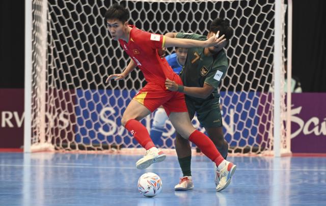 (260203) -- JAKARTA, Feb. 3, 2026 (Xinhua) -- Syauqi Saud (R) of Indonesia vies with Nguyen Thinh Phat of Vietnam during the quarterfinal match between Indonesia and Vietnam at the AFC Futsal Asian Cup 2026 in Jakarta, Indonesia, Feb. 3, 2026. (Xinhua/Zulkarnain)