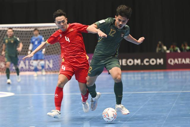 (260203) -- JAKARTA, Feb. 3, 2026 (Xinhua) -- Dewa Rizki Amanda (R) of Indonesia vies with Chau Doan Phat of Vietnam during the quarterfinal match between Indonesia and Vietnam at the AFC Futsal Asian Cup 2026 in Jakarta, Indonesia, Feb. 3, 2026. (Xinhua/Zulkarnain)