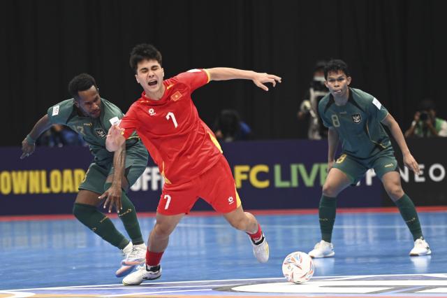 (260203) -- JAKARTA, Feb. 3, 2026 (Xinhua) -- Wendy Brian Lindrey Ick (L) of Indonesia vies with Nguyen Da Hai (C) of Vietnam during the quarterfinal match between Indonesia and Vietnam at the AFC Futsal Asian Cup 2026 in Jakarta, Indonesia, Feb. 3, 2026. (Xinhua/Zulkarnain)