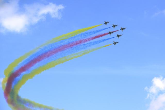 (260203) -- SINGAPORE, Feb. 3, 2026 (Xinhua) -- Aircraft of the Bayi Aerobatic Team of the Chinese People's Liberation Army (PLA) Air Force perform during the 10th Singapore Airshow in Singapore, Feb. 3, 2026. The 10th Singapore Airshow opened on Tuesday at the Changi Exhibition Center, with the Bayi Aerobatic Team of the Chinese PLA Air Force delivering a flight display featuring six J-10 fighter jets.
   The performance marked the first public appearance in Singapore by the team after it transitioned to the J-10C aircraft. (Photo by Then Chih Wey/Xinhua)