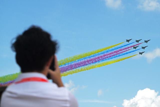 (260203) -- SINGAPORE, Feb. 3, 2026 (Xinhua) -- Aircraft of the Bayi Aerobatic Team of the Chinese People's Liberation Army (PLA) Air Force perform during the 10th Singapore Airshow in Singapore, Feb. 3, 2026. The 10th Singapore Airshow opened on Tuesday at the Changi Exhibition Center, with the Bayi Aerobatic Team of the Chinese PLA Air Force delivering a flight display featuring six J-10 fighter jets.
   The performance marked the first public appearance in Singapore by the team after it transitioned to the J-10C aircraft. (Photo by Then Chih Wey/Xinhua)