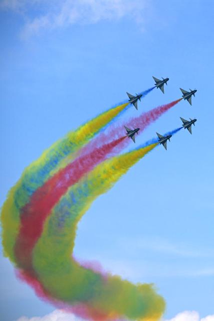(260203) -- SINGAPORE, Feb. 3, 2026 (Xinhua) -- Aircraft of the Bayi Aerobatic Team of the Chinese People's Liberation Army (PLA) Air Force perform during the 10th Singapore Airshow in Singapore, Feb. 3, 2026. The 10th Singapore Airshow opened on Tuesday at the Changi Exhibition Center, with the Bayi Aerobatic Team of the Chinese PLA Air Force delivering a flight display featuring six J-10 fighter jets.
   The performance marked the first public appearance in Singapore by the team after it transitioned to the J-10C aircraft. (Photo by Then Chih Wey/Xinhua)