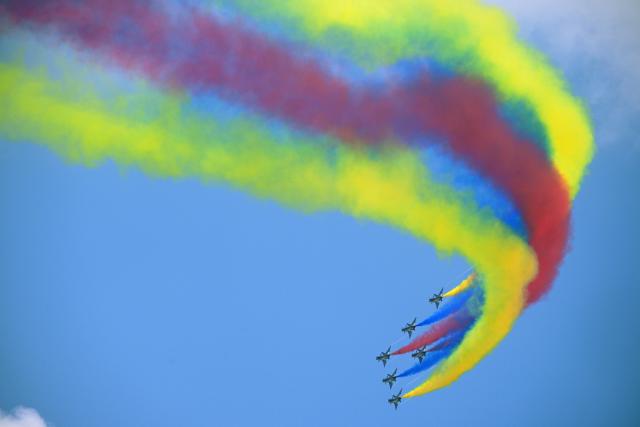 (260203) -- SINGAPORE, Feb. 3, 2026 (Xinhua) -- Aircraft of the Bayi Aerobatic Team of the Chinese People's Liberation Army (PLA) Air Force perform during the 10th Singapore Airshow in Singapore, Feb. 3, 2026. The 10th Singapore Airshow opened on Tuesday at the Changi Exhibition Center, with the Bayi Aerobatic Team of the Chinese PLA Air Force delivering a flight display featuring six J-10 fighter jets.
   The performance marked the first public appearance in Singapore by the team after it transitioned to the J-10C aircraft. (Photo by Then Chih Wey/Xinhua)
