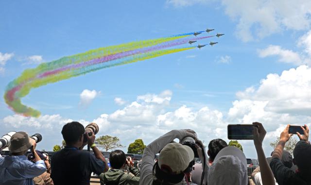 (260203) -- SINGAPORE, Feb. 3, 2026 (Xinhua) -- Aircraft of the Bayi Aerobatic Team of the Chinese People's Liberation Army (PLA) Air Force perform during the 10th Singapore Airshow in Singapore, Feb. 3, 2026. The 10th Singapore Airshow opened on Tuesday at the Changi Exhibition Center, with the Bayi Aerobatic Team of the Chinese PLA Air Force delivering a flight display featuring six J-10 fighter jets.
   The performance marked the first public appearance in Singapore by the team after it transitioned to the J-10C aircraft. (Photo by Then Chih Wey/Xinhua)