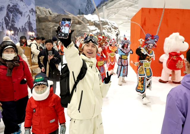 (260203) -- SHANGHAI, Feb. 3, 2026 (Xinhua) -- A visitor takes selfies with performers in an indoor ice and snow world in Shanghai, east China, Feb. 3, 2026. (Xinhua/Fang Zhe)