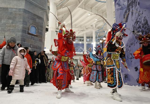 (260203) -- SHANGHAI, Feb. 3, 2026 (Xinhua) -- Performers parade in an indoor ice and snow world in Shanghai, east China, Feb. 3, 2026. (Xinhua/Fang Zhe)