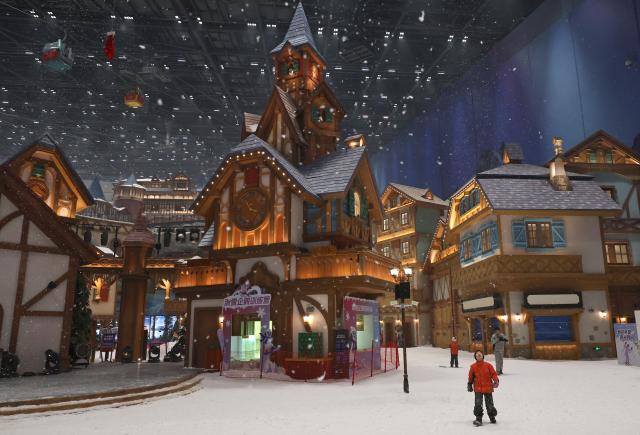 (260203) -- SHANGHAI, Feb. 3, 2026 (Xinhua) -- People have fun in an indoor ice and snow world in Shanghai, east China, Feb. 3, 2026. (Xinhua/Fang Zhe)