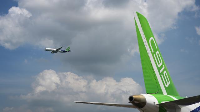 (260203) -- SINGAPORE, Feb. 3, 2026 (Xinhua) -- A C919 passenger jet performs during a flying display at the Singapore Airshow in Singapore's Changi Exhibition Center, Feb. 3, 2026. The 10th Singapore Airshow opened on Tuesday at the Changi Exhibition Center and runs until Feb. 8. (Photo by Then Chih Wey/Xinhua)