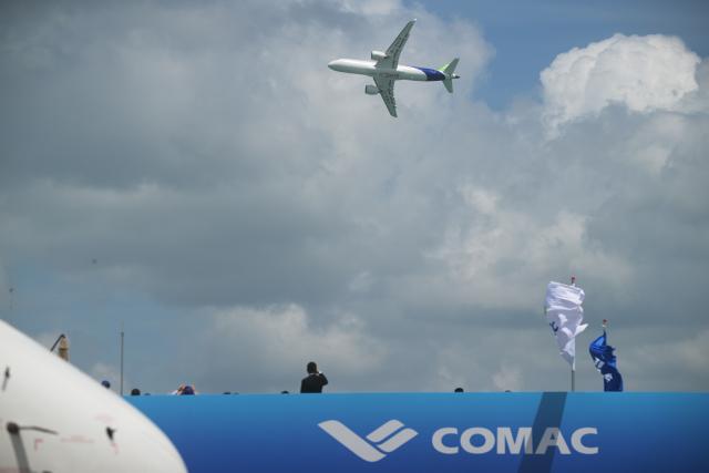 (260203) -- SINGAPORE, Feb. 3, 2026 (Xinhua) -- A C919 passenger jet performs during a flying display at the Singapore Airshow in Singapore's Changi Exhibition Center, Feb. 3, 2026. The 10th Singapore Airshow opened on Tuesday at the Changi Exhibition Center and runs until Feb. 8. (Photo by Then Chih Wey/Xinhua)