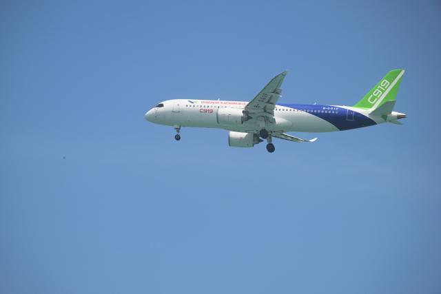 (260203) -- SINGAPORE, Feb. 3, 2026 (Xinhua) -- A C919 passenger jet performs during a flying display at the Singapore Airshow in Singapore's Changi Exhibition Center, Feb. 3, 2026. The 10th Singapore Airshow opened on Tuesday at the Changi Exhibition Center and runs until Feb. 8. (Photo by Then Chih Wey/Xinhua)