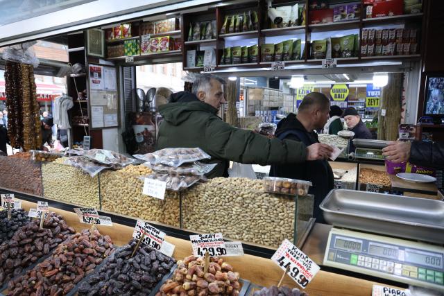 (260204) -- ANKARA, Feb. 4, 2026 (Xinhua) -- People shop at a local market in Ankara, Türkiye, Feb. 3, 2026. Türkiye's inflation trajectory took an upward turn in January, with consumer prices rising faster than expected, fueling concerns that the cost-of-living squeeze remains persistent despite a gradual easing in annual inflation.
   Data released on Tuesday by the Turkish Statistical Institute showed consumer prices increased 4.84 percent month-on-month in January, exceeding market expectations. The increase was mainly driven by higher food and non-alcoholic beverage prices, which climbed 6.59 percent over the month. (Mustafa Kaya/Handout via Xinhua)
